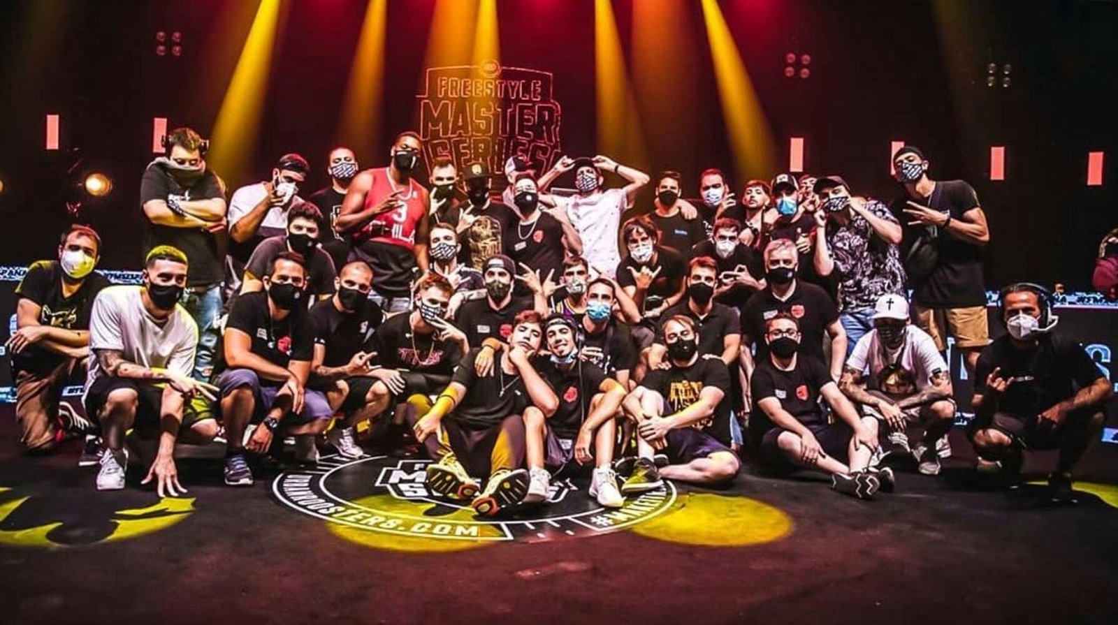 Grupo de personas con barbijo de Freestyle Master Series